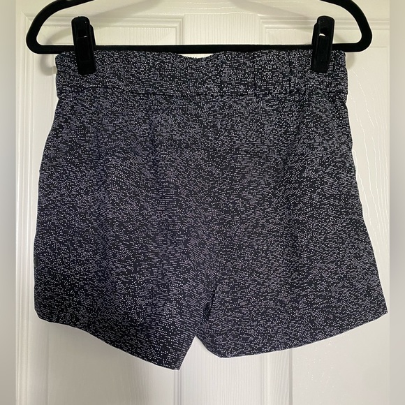 Lululemon On the Fly Mid-Rise Short 2.5” sound wave white black/black size 6 - Picture 2 of 7